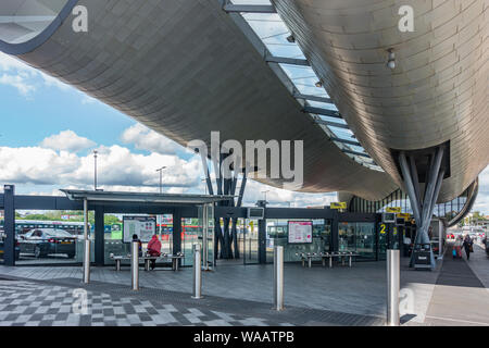 Slough Busbahnhof in Slough in Großbritannien mit neuer, moderner Architektur und geschwungenen Dach. Stockfoto