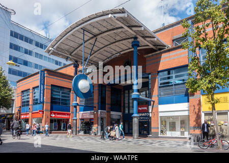 Die Sternwarte Einkaufszentrum auf der High Street in Slough, Berkshire, Großbritannien Stockfoto