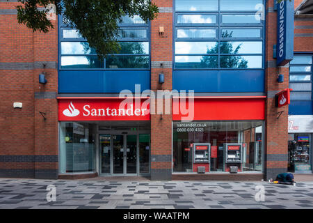 Eine Filiale der Santander Bank auf der High Street in Slough, Berkshire, Großbritannien Stockfoto