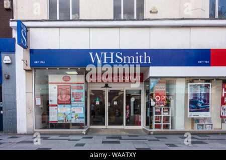 Die WHSmith Kiosk Shop der Post auf der High Street in Slough, Großbritannien enthält Stockfoto