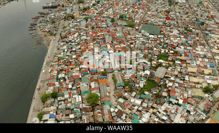 Slum in Manila, Philippinen, Ansicht von oben. viel Müll im Wasser. Stockfoto