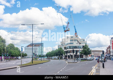 Ein Blick auf die A4 in Richtung Slough Stadtzentrum. Große Baukräne Punkt in den Himmel als Teil der Sanierung Arbeit an in Slough. Stockfoto