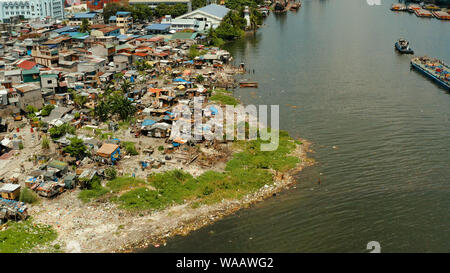 Slum in Manila, Philippinen, Ansicht von oben. viel Müll im Wasser. Stockfoto