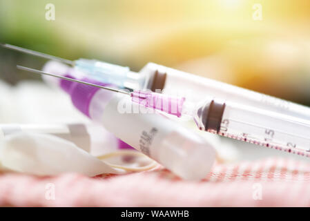 Medizin Flaschen Spritze und Nadel auf weißem Hintergrund/Medikament Medikament Flasche Ausrüstung medizinische Hilfsmittel für eine Krankenschwester oder der Arzt Stockfoto
