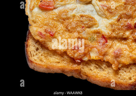 Ei Omelette Brown Bread Sandwich coved auf schwarzem Hintergrund. Stockfoto