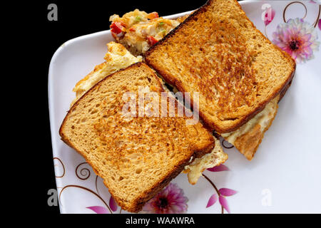 Braunes Brot Omelett Sandwich serviert in weiße Platte. Stockfoto