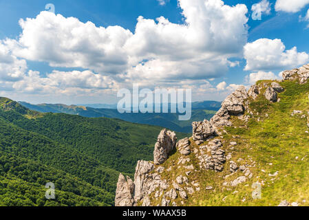 Sommer im Central Balkan National Park in alten Berg (Stara Planina), Bulgarien. Panoramablick auf die atemberaubende Foto. Stockfoto