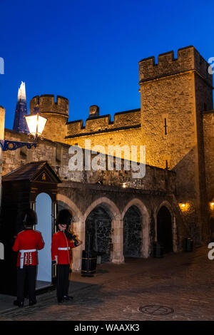 England, London, Tower of London, Nacht Blick in den Tower von London, der die Burgmauern und Wachen mit Der Shard im Hintergrund, 30075121 Stockfoto