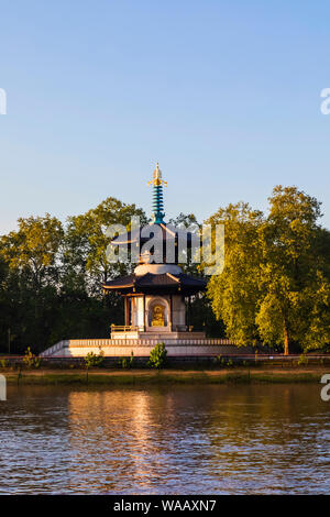 England, London, Kennington, Vauxhall Gardens, Japanisch Frieden Pagode und Themse, 30075174 Stockfoto