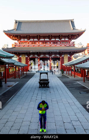 Japan, Honshu, Tokyo, Asakusa, Sensoji-tempel, männlichen Athleten betend im Tempel, 30075306 Stockfoto