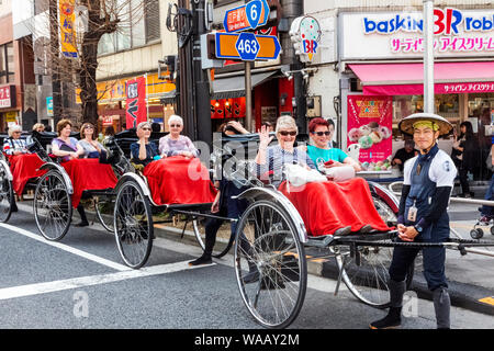 Japan, Honshu, Tokyo, Asakusa, Ältere westliche Touristinnen Reiten in Rikschas, 30075314 Stockfoto