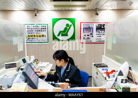 Japan, Honshu, Tokio, Yurakacho, Japan Railways (JR), Yurakacho Station, Fahrkartenverkäufer, 30075400 Stockfoto