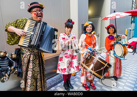 Japan, Honshu, Tokyo, Ginza, Chindon'ya Darsteller Förderung der Eröffnung eines neuen Geschäfts, 30076172 Stockfoto