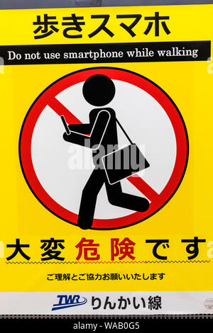 Japan, Honshu, Tokio, U-soziales Bewusstsein Poster Warnung vor Smartphones beim Gehen, 30076269 Stockfoto