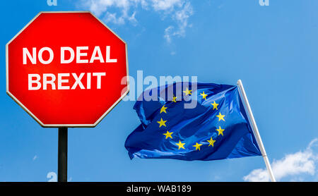 Kein Deal Brexit auf achteck Stoppschild mit EU-Flagge im Hintergrund geschrieben. Großbritannien ist die EU am 31. Oktober 2019 zu verlassen Stockfoto