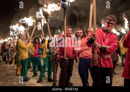 Männer in verschiedene Kostüme holding Fackeln für die Kamera am 2019 darstellen, Helly Aa-Festival in Lerwick, Shetland Stockfoto