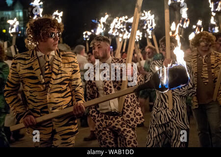 Männer in Animal-print Kostüme tragen Fackeln als Teil der 2019 Up Helly Aa nächtlichen Prozession in Lerwick, Shetland Stockfoto