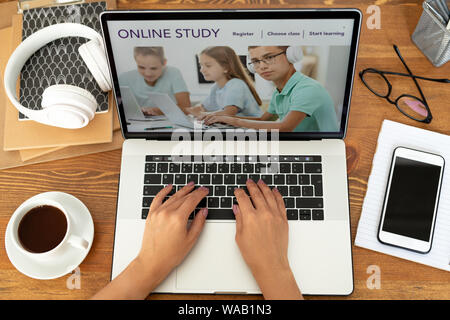 Blick von oben auf die jungen Erwachsenen Hände schreiben auf Laptop Tastatur Stockfoto