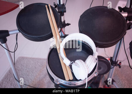 Musikinstrumente, Hobby und Musik Konzept - in der Nähe des elektronischen Schlagzeug. Stockfoto