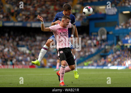 Cesar Azpilicueta von Chelsea Schlachten mit James Maddison von Leicester City - Chelsea v Leicester City, Premier League, Stamford Bridge, London, Großbritannien - 18 August 2019 Editorial nur verwenden - DataCo Einschränkungen Stockfoto