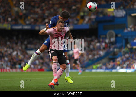 Cesar Azpilicueta von Chelsea und James Maddison von Leicester City Kampf um den Ball - Chelsea v Leicester City, Premier League, Stamford Bridge, London, Großbritannien - 18 August 2019 Editorial nur verwenden - DataCo Einschränkungen Stockfoto