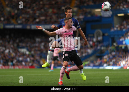 Cesar Azpilicueta von Chelsea und James Maddison von Leicester City Kampf um den Ball - Chelsea v Leicester City, Premier League, Stamford Bridge, London, Großbritannien - 18 August 2019 Editorial nur verwenden - DataCo Einschränkungen Stockfoto