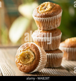 Hausgemachte Banana Muffins in einem Stapel auf einen hölzernen Tisch. Gesunde vegane Nachspeise. Quadratischen Rahmen. Selektiver Fokus Stockfoto