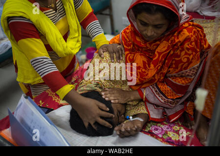 Bangladesch. 18 Aug, 2019. Eine dengue Patienten in kritischen Situation im Krankenhaus. offiziellen Bericht sagt mindestens 23 Menschen wegen Dengue, aber inoffizielle und Medienberichte zeigen eine höhere Sterblichkeitsrate enthalten. (Foto von Md. Rakibul Hasan/Pacific Press) Quelle: Pacific Press Agency/Alamy leben Nachrichten Stockfoto