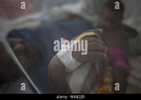 Bangladesch. 18 Aug, 2019. Dandyfieberpatienten hand mit Kanüle. offiziellen Bericht sagt mindestens 23 Menschen wegen Dengue, aber inoffizielle und Medienberichte zeigen eine höhere Sterblichkeitsrate enthalten. (Foto von Md. Rakibul Hasan/Pacific Press) Quelle: Pacific Press Agency/Alamy leben Nachrichten Stockfoto