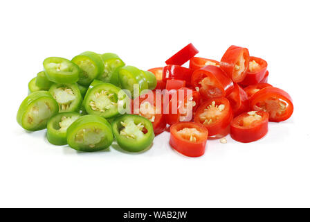 Frische Chili auf weißem Hintergrund Stockfoto