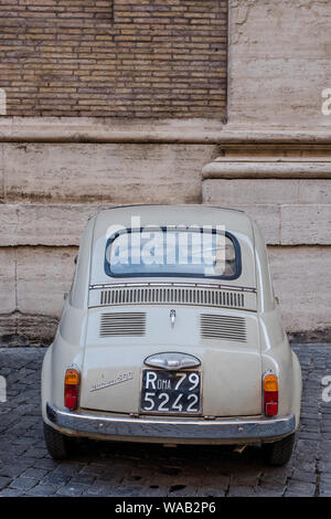 Klassische italienische beige Nuova 500 Auto mit einem beigen Hintergrund Stockfoto