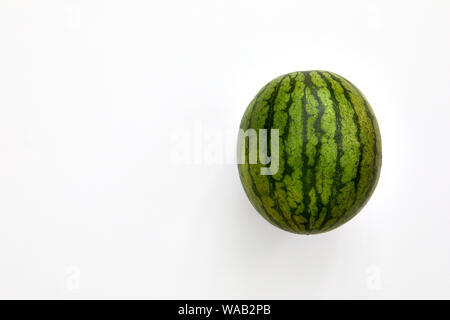 Wassermelone isoliert in weißen Hintergrund von oben betrachtet - flatlay suchen Stockfoto