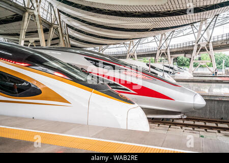 Fuxing Hochgeschwindigkeitszüge von China Railway Corporation betrieben an der South Railway Station in Peking gesehen. Stockfoto