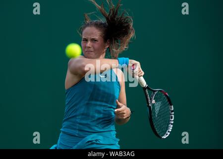 Darja Kasatkina Russlands spielen Vorhand gegen Angelique Kerber in Deutschland. Natur Tal International 2018 - Donnerstag, 28 Juni, 2018 - Devonshi Stockfoto