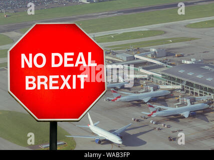 Kein Deal Brexit digitale zusammengesetzte Zeichen mit hoher perspektivische Ansicht des Flughafens im Hintergrund. Großbritannien ist der EU standardmäßig am 31. Oktober verlassen Stockfoto