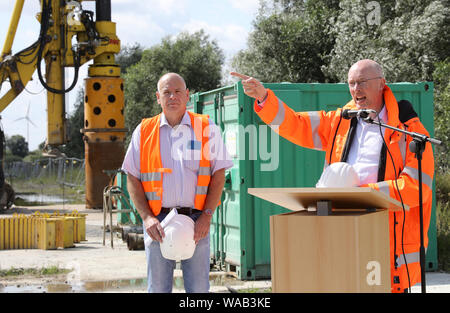 Salchow, Deutschland. 19 Aug, 2019. Ronald Normann (l), Leiter der Abteilung an der Autobahn das Landesamt für Straßenbau und Verkehr M-V, und Christian Pegel (SPD), Verkehrsminister, begrüßen die Gäste mit dem zeremoniellen Start der Bauarbeiten auf der A20 Autobahn Ostsee entlassen. In der ersten Bauphase, Pfähle in den Boden und etwa 80 Meter von der Fahrbahn in Richtung Rostock und Lübeck umgebaut angetrieben werden sollen, Teile des Trebeltal Brücke sind auch repariert werden. Quelle: Bernd Wüstneck/dpa-Zentralbild/dpa/Alamy leben Nachrichten Stockfoto