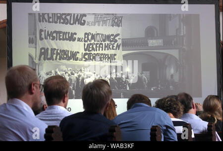 Berlin, Deutschland. 19 Aug, 2019. Menschen nehmen an einer Pressekonferenz in der Gethsemanekirche das Programm für den 30. Jahrestag des Falls der Berliner Mauer zu präsentieren. Quelle: Wolfgang Kumm/dpa/Alamy leben Nachrichten Stockfoto