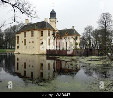 Slochteren. Februar -2602016. Immobilien Fraeylemaborg aus dem 13. Jahrhundert in Slochteren. Die Niederlande Stockfoto