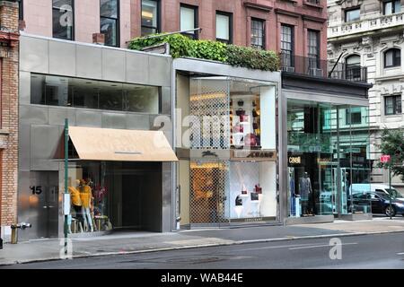 NEW YORK, USA - Juli 1, 2013: Stores entlang der Madison Avenue in New York. Madison Avenue ist eine der bekanntesten Mode Shopping Destination in Th Stockfoto