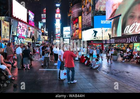 NEW YORK, USA - Juli 1, 2013: die Menschen besuchen Sie den Times Square in New York. Den Platz an der Kreuzung von Broadway und 7. Avenue hat rund 39 Millionen Besucher ein Stockfoto