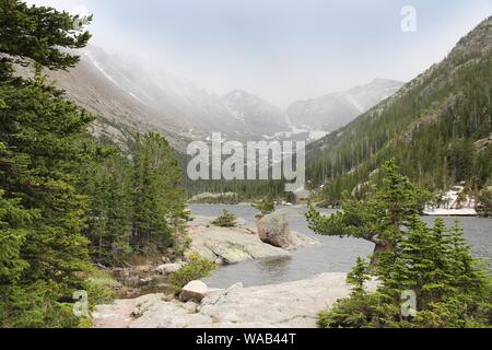 Mühlen See mit misty Rocky Mountains im Hintergrund. Landschaft in Colorado, USA. Stockfoto