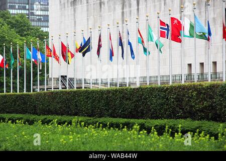 NEW YORK, USA - Juli 1, 2013: Fahnen vor dem Gebäude der Vereinten Nationen in New York. Uno ist eine friedenserhaltende Organisation mit 193 Mitgliedstaaten. Stockfoto