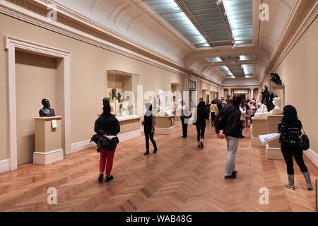 NEW YORK, USA - Juni 7, 2013: die Menschen besuchen Metropolitan Museum der Kunst in New York. Mit 5,2 Mio. Besuchern im Jahr 2010 Es ist das meistbesuchte Museum in den USA Stockfoto