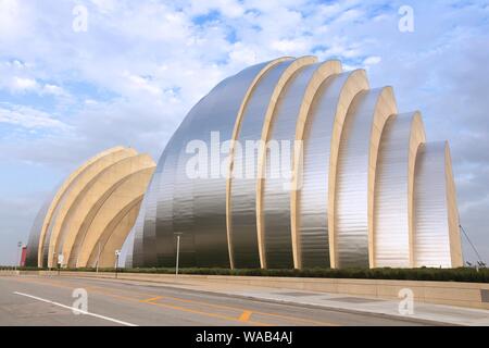 KANSAS CITY, USA - 25. JUNI 2013: Kauffman Center für Darstellende Künste Gebäude in Kansas City, Missouri. Berühmte Gebäude wurde im Jahr 2011 abgeschlossen. Stockfoto