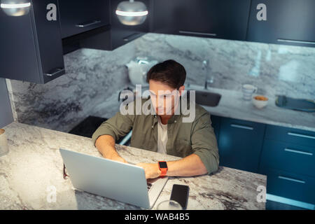 Freelancer tragen smart Watch zu Hause sitzen und arbeiten Stockfoto