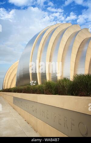 KANSAS CITY, USA - 25. JUNI 2013: Kauffman Center für Darstellende Künste Gebäude in Kansas City, Missouri. Berühmte Gebäude wurde im Jahr 2011 abgeschlossen. Stockfoto