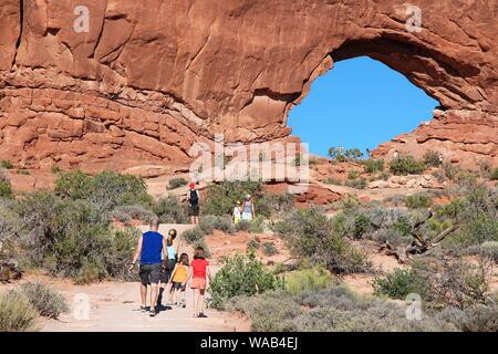 UTAH, Vereinigte Staaten - 21. JUNI 2013: Touristen besuchen Sie Windows Arch im Arches Nationalpark in Utah. Arches NP wurde von 1,070,577 Menschen im Jahr 2012 besucht. Stockfoto
