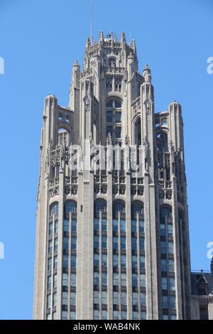 CHICAGO, USA - 27. JUNI 2013: Tribune Tower neo-gotische Wolkenkratzer in Chicago. Es ist 462 ft (141 m) hoch und ist Teil der historischen Michigan-Wacker Distri Stockfoto