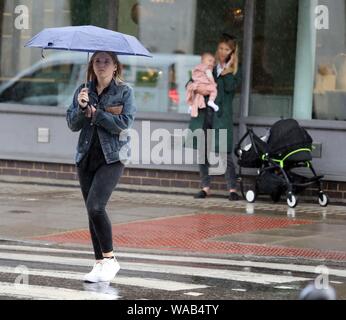 Bild zeigt: August Auswaschung weiterhin als starker Regen und Donner Central London in Clerkenwell heute geschlagen. 19.8.19 Unterschlupf für Frau und Baby pic durch G Stockfoto