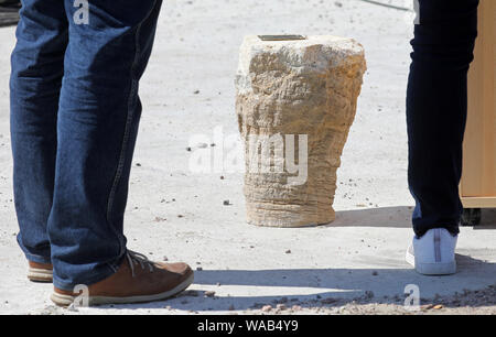 Salchow, Deutschland. 19 Aug, 2019. Bei der feierlichen Baubeginn an der A sacked 20 Ostsee - Autobahn, ein Stück der Betonpfeiler, auf denen die vorherige Konstruktion, die schließlich in die Moor versank, Stand angezeigt werden. In der ersten Bauphase, Pfähle in den Boden und etwa 80 Meter von der Fahrbahn in Richtung Rostock und Lübeck umgebaut angetrieben werden sollen, Teile des Trebeltal Brücke sind auch repariert werden. Quelle: Bernd Wüstneck/dpa-Zentralbild/dpa/Alamy leben Nachrichten Stockfoto